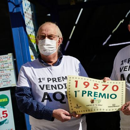 Trabajadores de la administración de lotería situada en Paseo de Extremadurea 156 (Madrid), celebran haber vendido parte del ‘Gordo’ del Sorteo Extraordinario de ‘El Niño’, en Madrid (España), a 6 de enero de 2021. El número 19570 ha sido agraciado con el 'Gordo' del Sorteo Extraordinario de 'El Niño', celebrado este mediodía, dotado con 2.000.000 de euros por serie, que ha repartido millones en varios puntos de la Comunidad de Madrid.
6 ENERO 2021;PASEO DE EXTREMADURA;MADRID;GORDO;LOTERÍA;SORTEO;PREMIO;CELEBRACIÓN;EL NIÑO;PREMIO
Jesús Hellín / Europa Press
06/01/2021