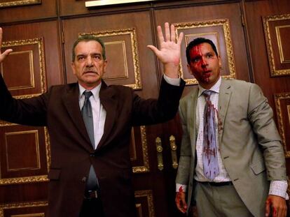 Grupos de choque del chavismo ha atacado a los diputados reunidos en la Asamblea Nacional en Caracas.