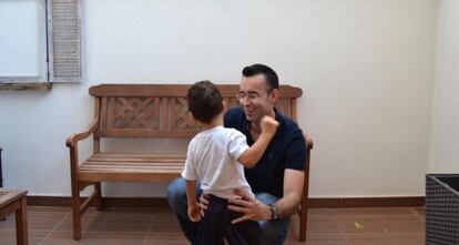 Albano Alonso, con su hijo, que tiene una discapacidad del 67%.