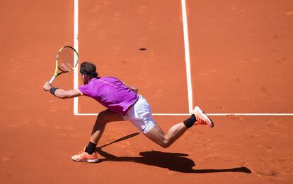 Rafael Nadal devuelve la pelota.