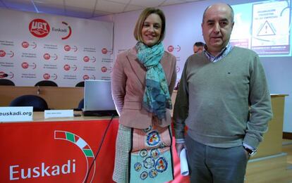 Arza, junto a la directora de Osalan, Izaskun Urien.