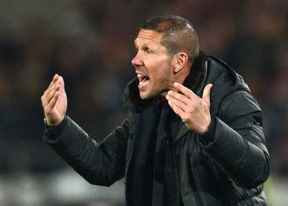 El entrenador del Atlético de Madrid, Diego Pablo Simeone, en el partido de la Liga Europa contra el Hannover.