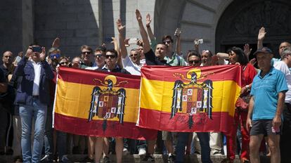 Un grupo de personas con banderas franquistas en el Valle de los Caídos.