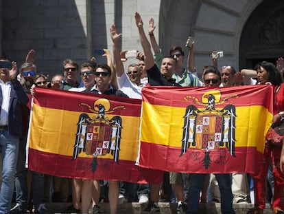 Un grupo de personas con banderas franquistas en el Valle de los Caídos.