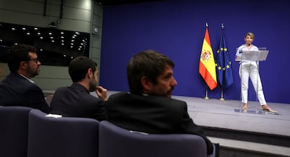 Yolanda Díaz comparece ante los medios el jueves ante la mirada de los ministros Ernest Urtasun y Pablo Bustinduy, y el secretario de Estado de Empleo, Joaquín Pérez Rey.