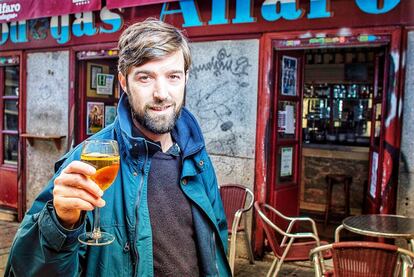 Miguel Rosón, cantante y guitarrista del grupo Melange tomando un mosto en Bodegas Alfaro, en el barrio de Lavapies de Madrid.