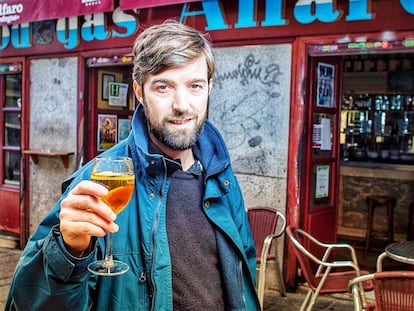 Miguel Rosón, cantante y guitarrista del grupo Melange tomando un mosto en Bodegas Alfaro, en el barrio de Lavapies de Madrid.