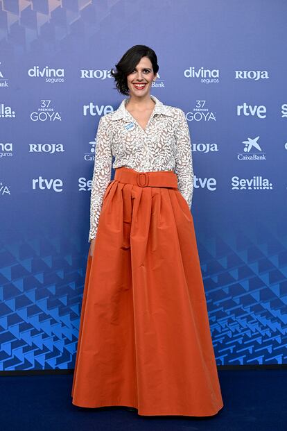 La directora de animación jerezana Alicia Núñez, nominada al mejor cortometraje de animación por La primavera siempre vuelve, eligió una falda naranja con cinturón y camisa de encaje adornada con una chapa con reivindicación incluida: "El corto es cine".