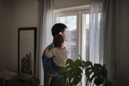 Un padre con su hijo en una fotografía ilustrativa.