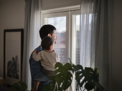 Un padre con su hijo en una fotografía ilustrativa.