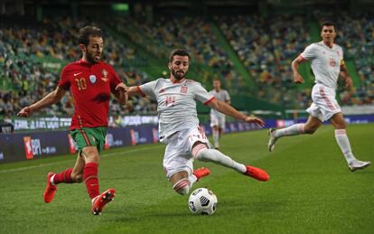 Bernardo Silva, intenta escaparse de la marca de Gaya en un momento del partido.