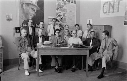 Membres de la Junta de la secció de tècnics del sindicat d'Aigua, Gas, Electricitat i Combustible de la CNT de Barcelona, el 1937.