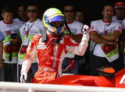 Felipe Massa celebra la victoria con el puño en alto