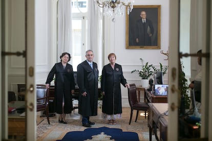 José Ángel López, Patricia Gómez y Lola Fernández, tres abogados del turno de oficio retratados en el Colegio de la abogacía de Madrid.