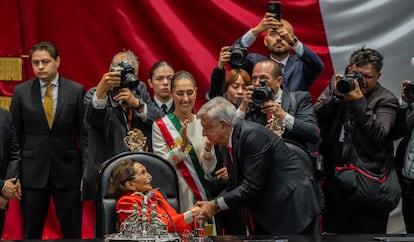 Claudia Sheinbaum recibió la banda presidencial de Ifigenia Martínez, luego de que López Obrador se la entregara.