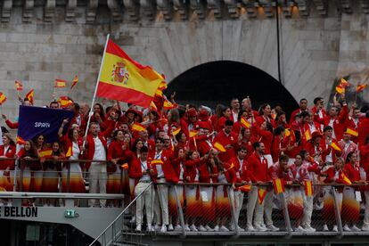 La delegación española desfilan en barco por el río Sena, durante la ceremonia de inauguración de los Juegos.
