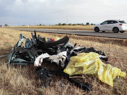Restos de un vehículo implicado en un accidente de tráfico el pasado viernes en la N-631, en Perilla de Castro (Zamora), en el que murieron dos hombres y varias personas resultaron heridas.