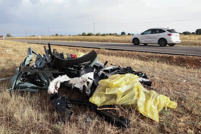Restos de un vehículo implicado en un accidente de tráfico el pasado viernes en la N-631, en Perilla de Castro (Zamora), en el que murieron dos hombres y varias personas resultaron heridas.