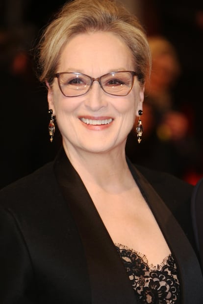 <p>Meryl Streep es una de las actrices más activistas sobre cuestiones de género en Hollywood. Y es que si en 2015 protagonizó uno de los momentos más comentados de los Oscar por su efusivo apoyo a Patricia Arquette durante su discurso reivindicativo a favor de la igualdad salarial, no fue por casualidad.</p> <br> <p>La protagonista de grandes clásicos como 'Memorias de África' llegó a enviar ese mismo año 535 cartas a congresistas estadounidenses instándoles a que incluyesen la Ley de la Igualdad en la Constitución del país. </p> <br> <p>"Una nueva generación de mujeres y jóvenes están hablando sobre la igualdad, la igualdad de salario, igualdad de derechos e igualdad en la protección de los abusos sexuales. Os escribo para pediros que os levantéis por la igualdad, por vuestra madre, vuestra hija, vuestra hermana, vuestra esposa o por vosotras", escribió la actriz. Solo cinco congresistas contestaron al envío. </p>