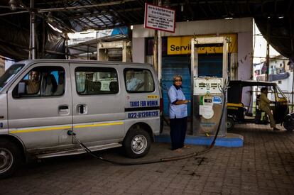 Rupa Swali llena el tanque de combustible del taxi en una estación de gasolina en Mumbai. Después de muchos años de abusos de su marido, consigue el divorcio y ahora vive con otras mujeres en una residencia. Es muy feliz con su trabajo y dice que le gusta la libertad. Todas las clientas preguntan por ella porque es muy amable, sociable, habla muy bien inglés, conoce muy bien las calles y tiene el taxi muy limpio.