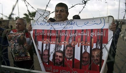Un detractor de Morsi se manifiesta ante el tribunal.