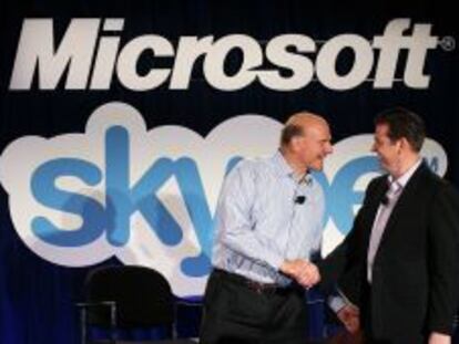 Steve Ballmer, ex consejero delegado de Microsoft, da la mano a Tony Bates, ex consejero delegado de Skype, durante la compra de esta compa&ntilde;&iacute;a por parte del gigante de Redmond.