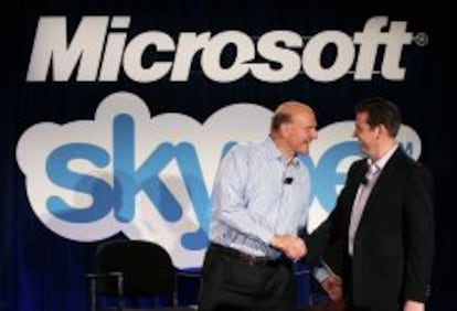 Steve Ballmer, ex consejero delegado de Microsoft, da la mano a Tony Bates, ex consejero delegado de Skype, durante la compra de esta compa&ntilde;&iacute;a por parte del gigante de Redmond.