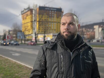 Dzemil Hodzic, en la conocida como Avenida de los Francotiradores, en Sarajevo.