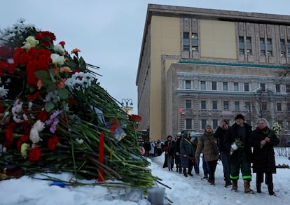 A group of people at the Solovetsky Stone, a monument in Moscow that pays tribute to the victims of political repression, to remember opposition leader Alexei Navalny.

