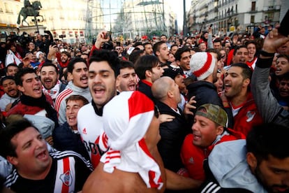 Hinchas del River Plate en la Puerta del Sol un día antes de la final de la Copa Libertadores que se jugará en el estadio Santiago Bernabéu.