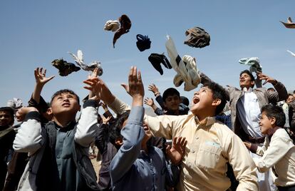 Unos niños arrojaban al aire parte de su ropa el caluroso lunes en Sana'a. El servicio meteorológico de Yemen ha advertido de una ola de calor y en la mayor parte del país árabe, que está experimentando una fuerte sequía.
