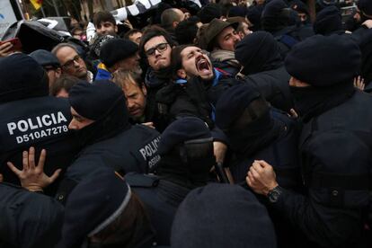 Un grupo de manifestantes se enfrentan a los Mossos d'Esquadra en el exterior del Museo de Lleida.