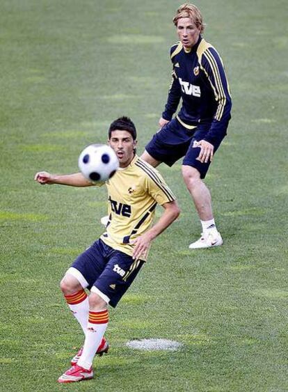 Villa, en primer plano, y Fernando Torres ayer en la sesión de entrenamiento.