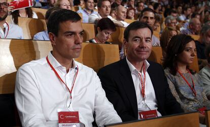 Pedro Sánchez y Tomás Gómez en el XXXIX Congreso Federal Extraordinario del PSOE, celebrado en el hotel Auditorium de Madrid, el 26 de julio de 2014.