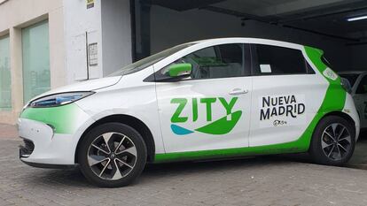 Coche eléctrico de la flota de Zity, operador de carsharing de Renault y Ferrovial, que reanuda el servicio este miércoles en Madrid.