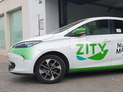 Coche eléctrico de la flota de Zity, operador de carsharing de Renault y Ferrovial, que reanuda el servicio este miércoles en Madrid.