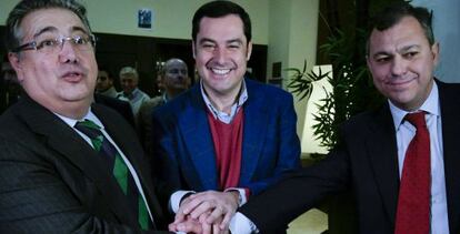 El senador del PP y alcalde de Tomares, José Luis Sanz, a la derecha junto a Juan Manuel Moreno y Juan Ignacio Zoido.