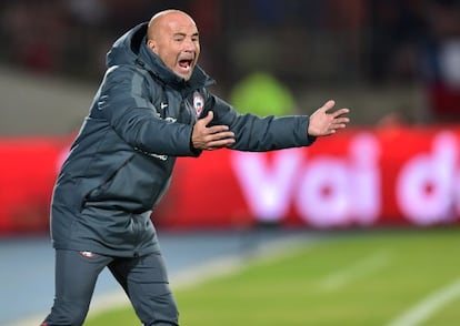 Sampaoli da instrucciones en el partido ante Brasil.