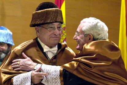 Nicolás Redondo (izquierda) y Marcelino Camacho, tras ser nombrados honoris causa por la Universidad Politécnica de Valencia, en 2001.