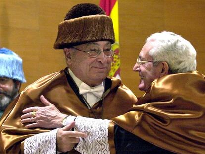 Nicolás Redondo (izquierda) y Marcelino Camacho, tras ser nombrados honoris causa por la Universidad Politécnica de Valencia, en 2001.
