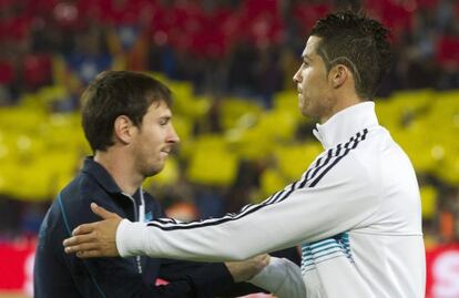 Messi y Cristiano se saludan antes de un Bar&ccedil;a-Madrid.