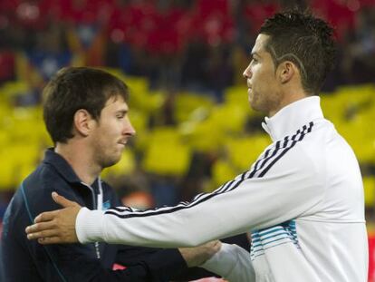 Messi y Cristiano se saludan antes de un Bar&ccedil;a-Madrid.