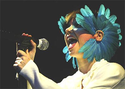 La cantante Björk se distingue, además de ser la reina de la música electrónica contemporánea, por los abalorios, adornos y vestidos con los que suele presentarse en conciertos y fiestas. Si bien aún es recoedada por aquel vestido bblanco con forma de cisne que llevó a una gala de cine, ahora se ha presentado en el cierre del festival de Roskilde, en Dinamarca, con estos ¿pendientes? color azul. Toda una flor.