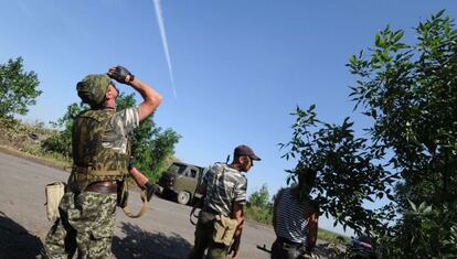 Prorrusos observan un avi&oacute;n militar ucranio, el mi&eacute;rcoles cerca de Donetsk.