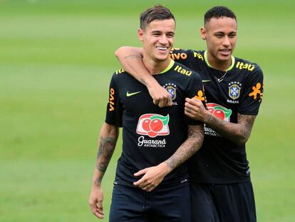 Neymar abraza a su compa&ntilde;ero Coutinho durante un entrenamiento.
