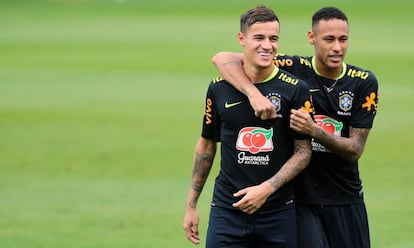Neymar abraza a su compa&ntilde;ero Coutinho durante un entrenamiento.