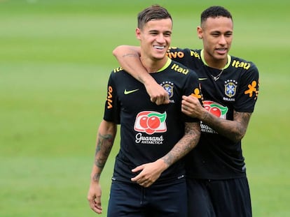 Neymar abraza a su compa&ntilde;ero Coutinho durante un entrenamiento.