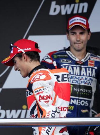 Lorenzo observa a Márquez en el podio.