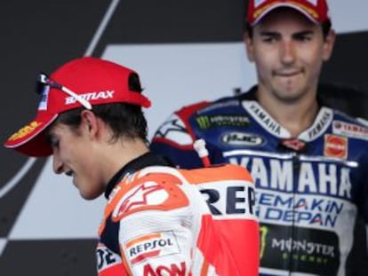 Lorenzo observa a Márquez en el podio.