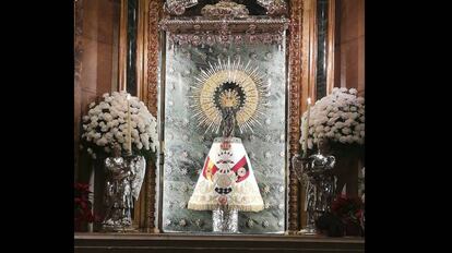 La Virgen del Pilar, cubierta con el manto de la Falange.